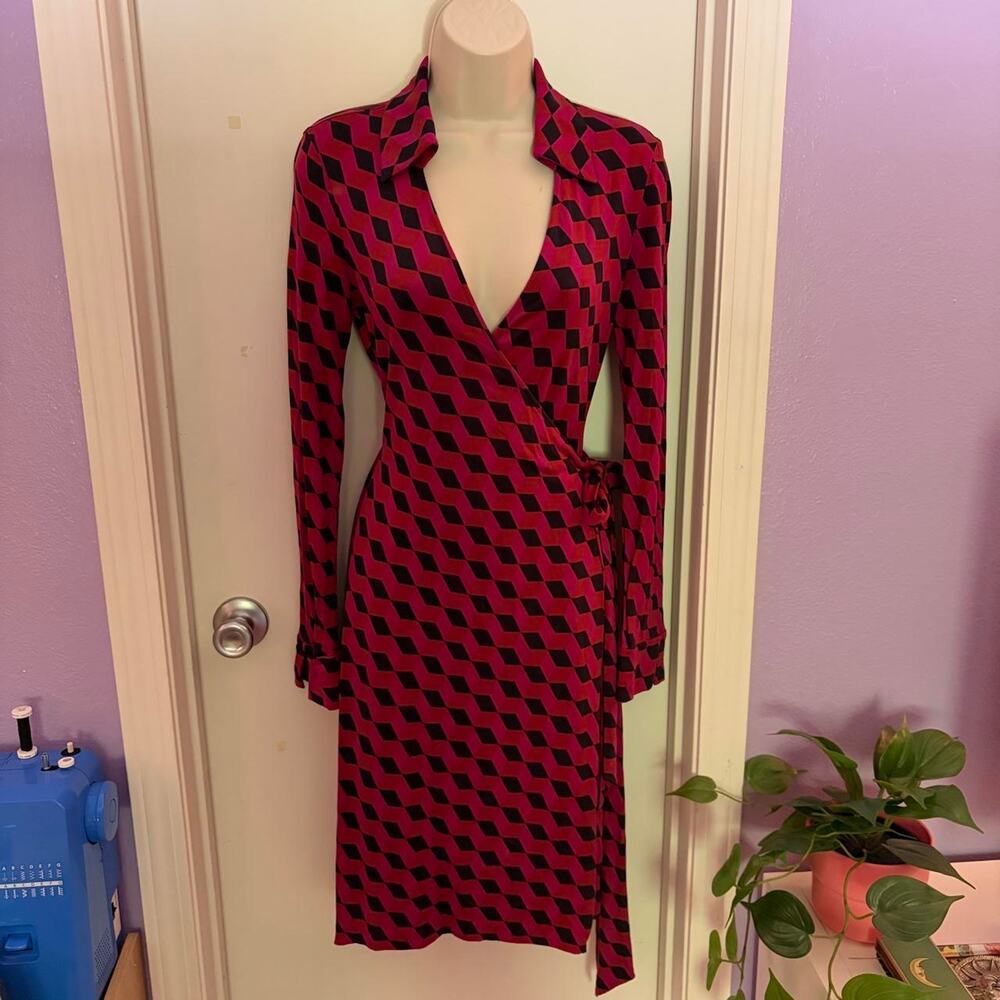 VINTAGE DIANE VON FURSTENBERG 100% SILK JEANNE WRAP DRESS